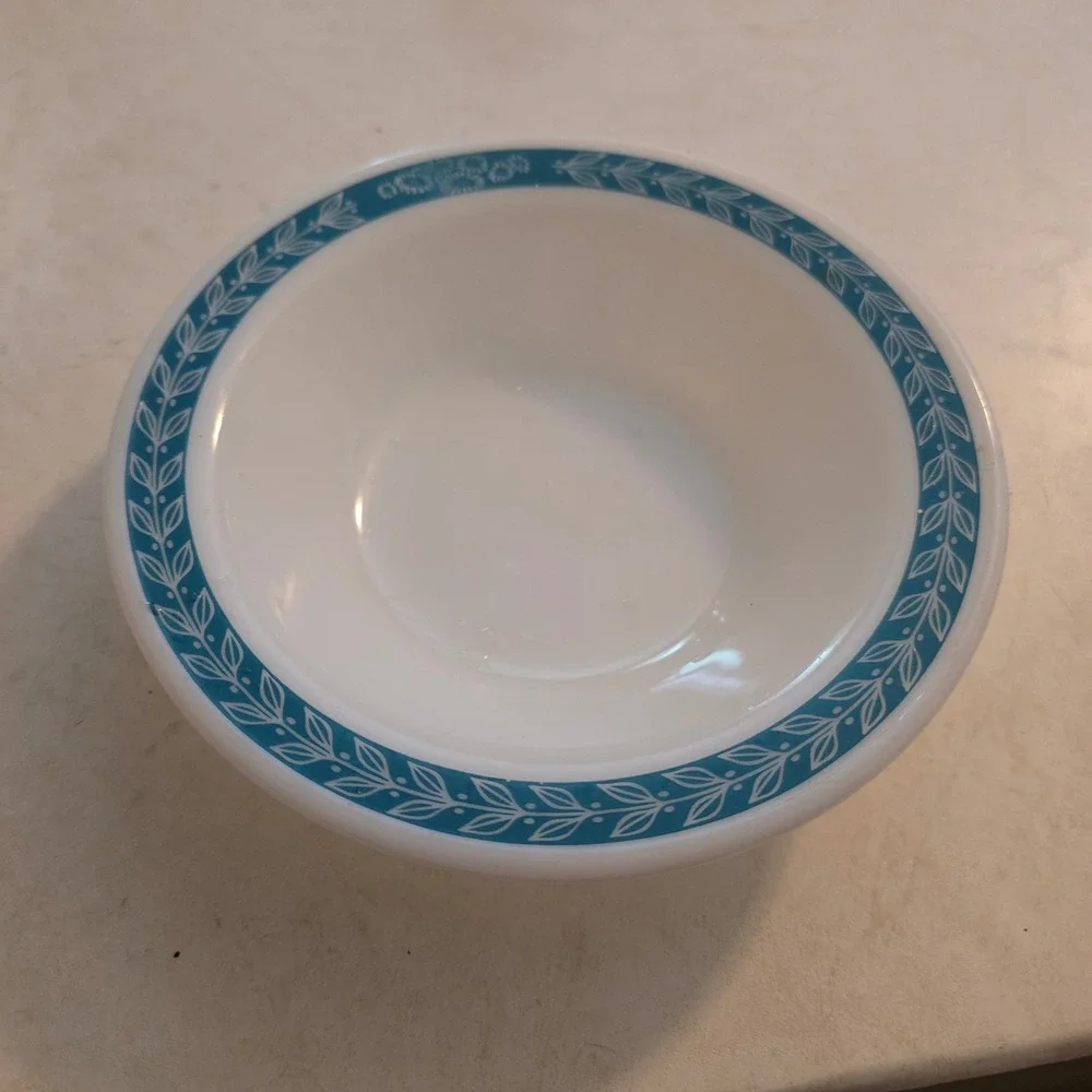 Pyrex Turquoise Laurel Bowl Vintage Corning Tableware Milk Glass‎ 707-33 USA
